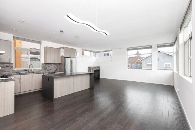 Building Photo - Bright 3 BR 2.5 BA Ballard Townhome