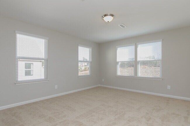 Building Photo - Gorgeous End-Unit Townhome with Spacious Layout!
