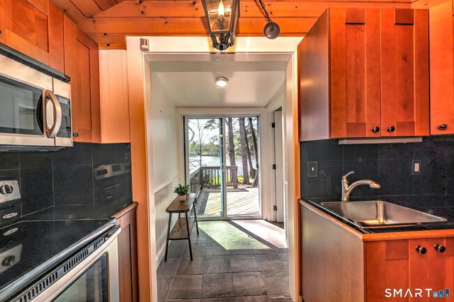 Building Photo - 10 Old Pinewood Trail