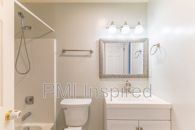 Building Photo - 2404 Buckingham Cir