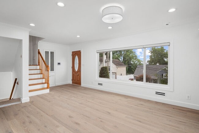 Building Photo - Spacious 3 Bed, 3 Bath