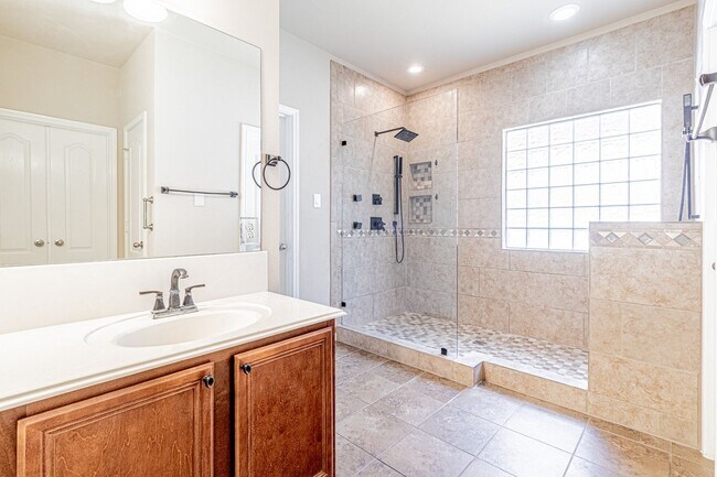 Building Photo - 8707 Roswell Ridge
