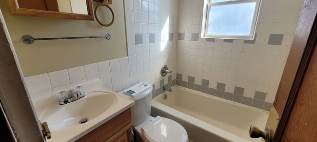Building Photo - Upper Floor Apartment