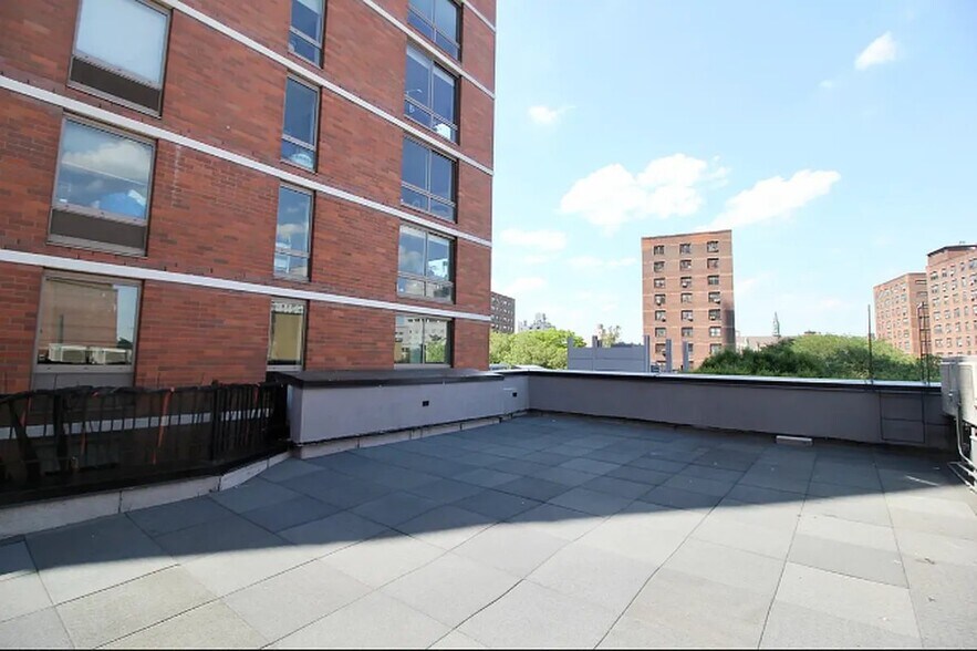 Building Photo - 223 E 96th St
