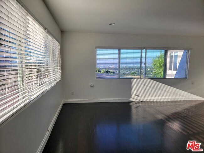 Building Photo - 4218 Vanetta Dr