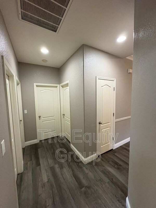 Building Photo - 6227 W Oak Ave