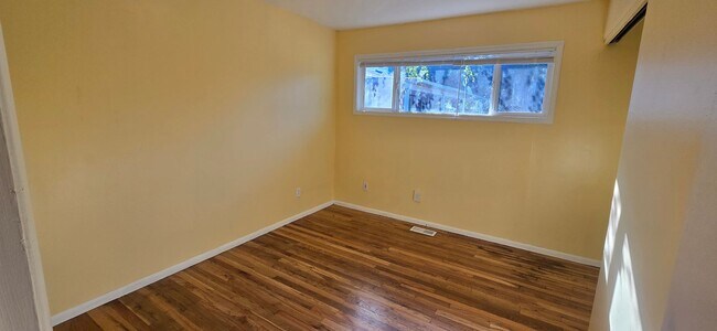 Building Photo - Stunning 4-bedroom 2 bath home