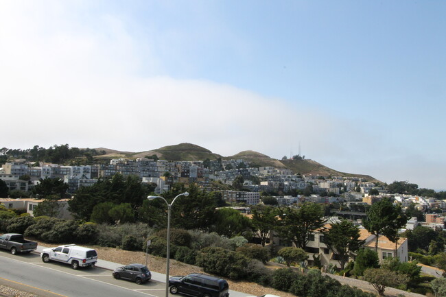 Building Photo - Epic REA: Top Floor 2 BR/2 BA Condo, Pano ...