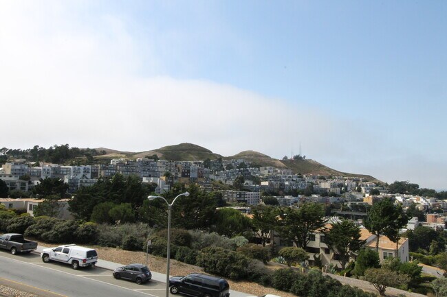 Building Photo - Epic REA: Top Floor 2 BR/2 BA Condo, Pano Views, Balcony, 3-4 Pkg, Storage