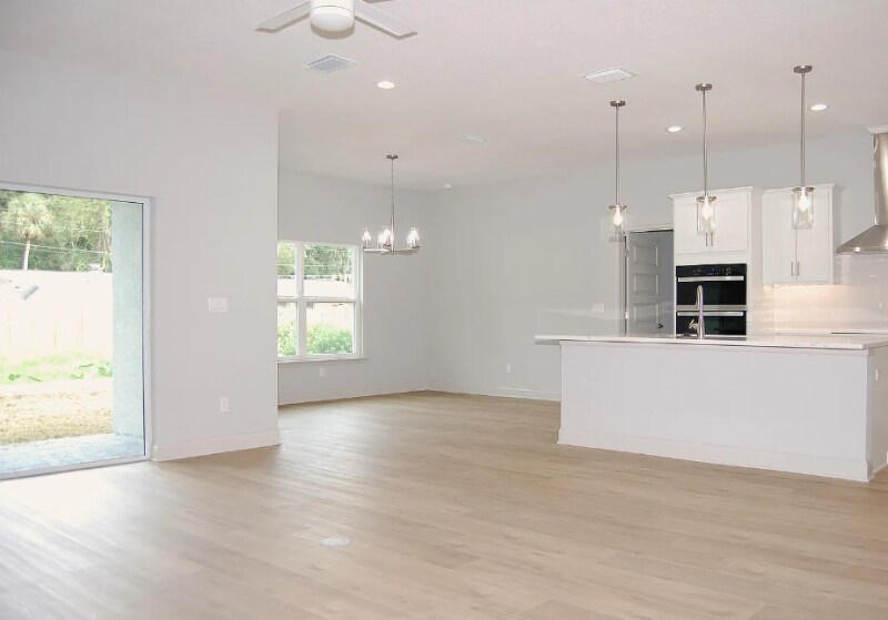Building Photo - 377 Palm Dr