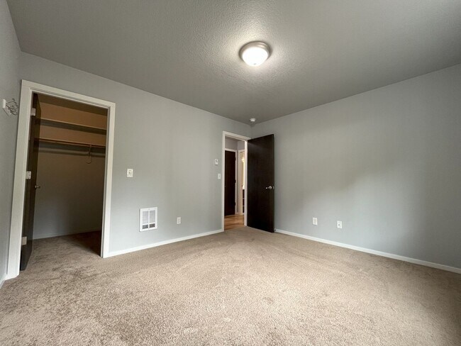 Building Photo - Charming SE Bungalow 3 Bed 2 Bathroom with Washer & Dryer