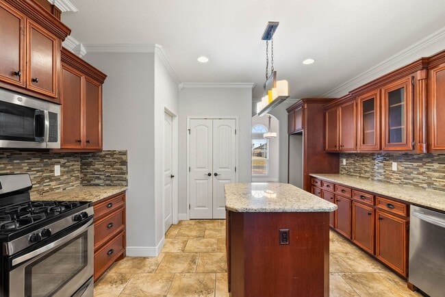 Building Photo - 4 Bedroom 3 Bath on the Island