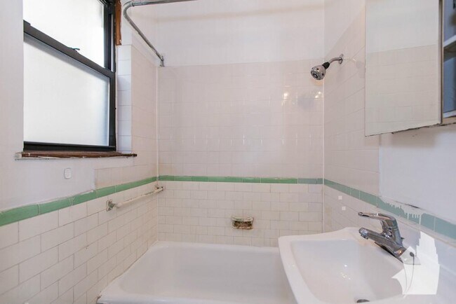 Building Photo - 506 W Belmont Ave