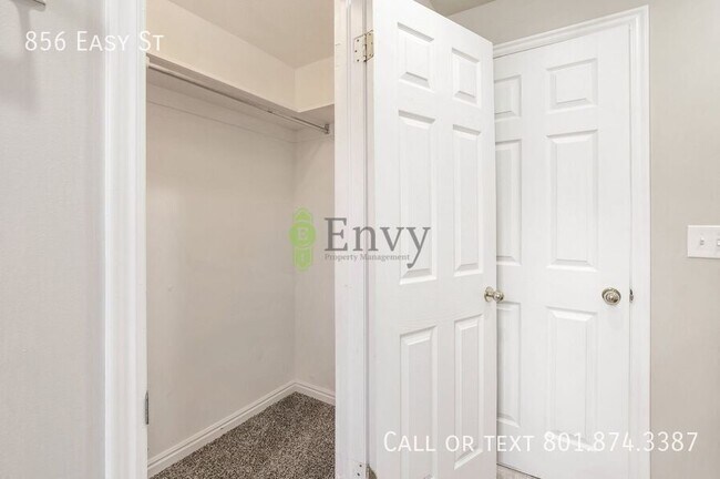 Building Photo - 856 Easy St