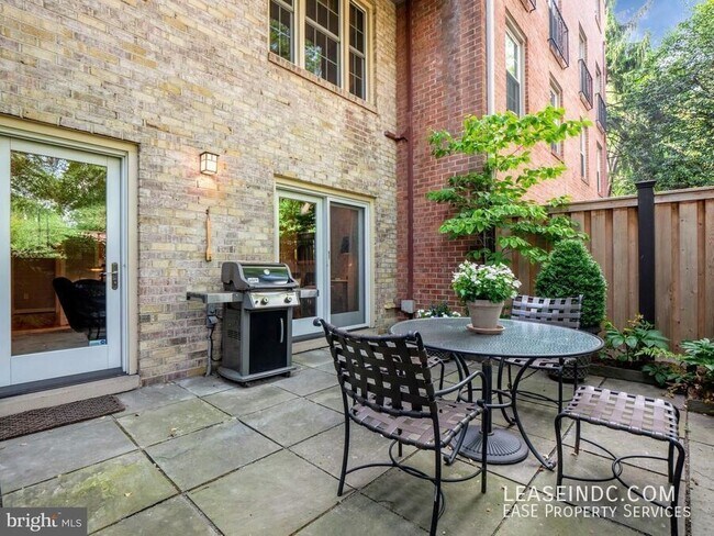 Building Photo - 1602 Beekman Pl NW
