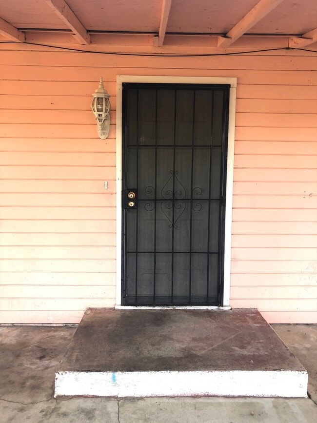 Building Photo - Charming home in center of town