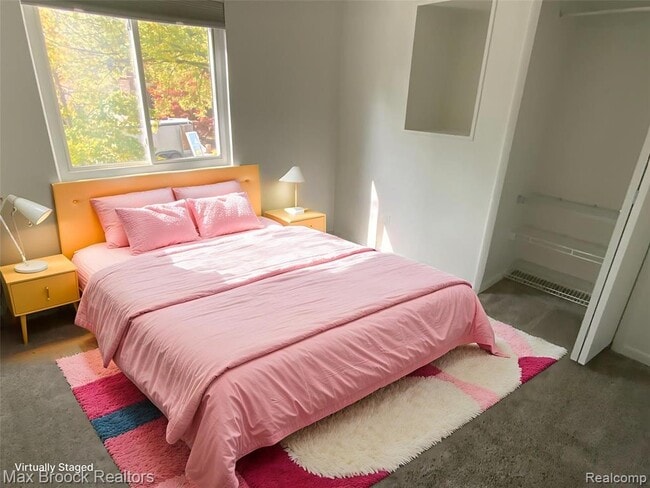 Building Photo - 5715 Sunnycrest Dr