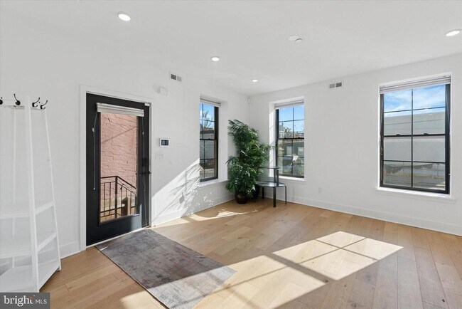 Building Photo - 2141 E Hagert St