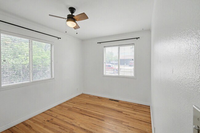 Building Photo - 305 Mesa Dr