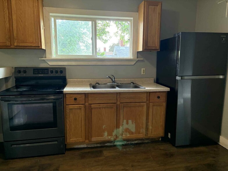 Building Photo - 945 W 9th St