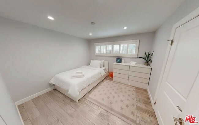 Building Photo - 10331 La Grange Ave