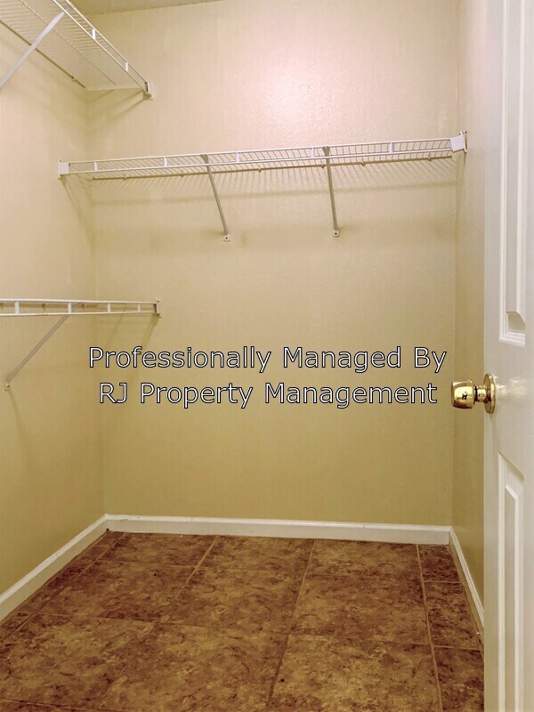 Building Photo - 4847 Royal Run Dr