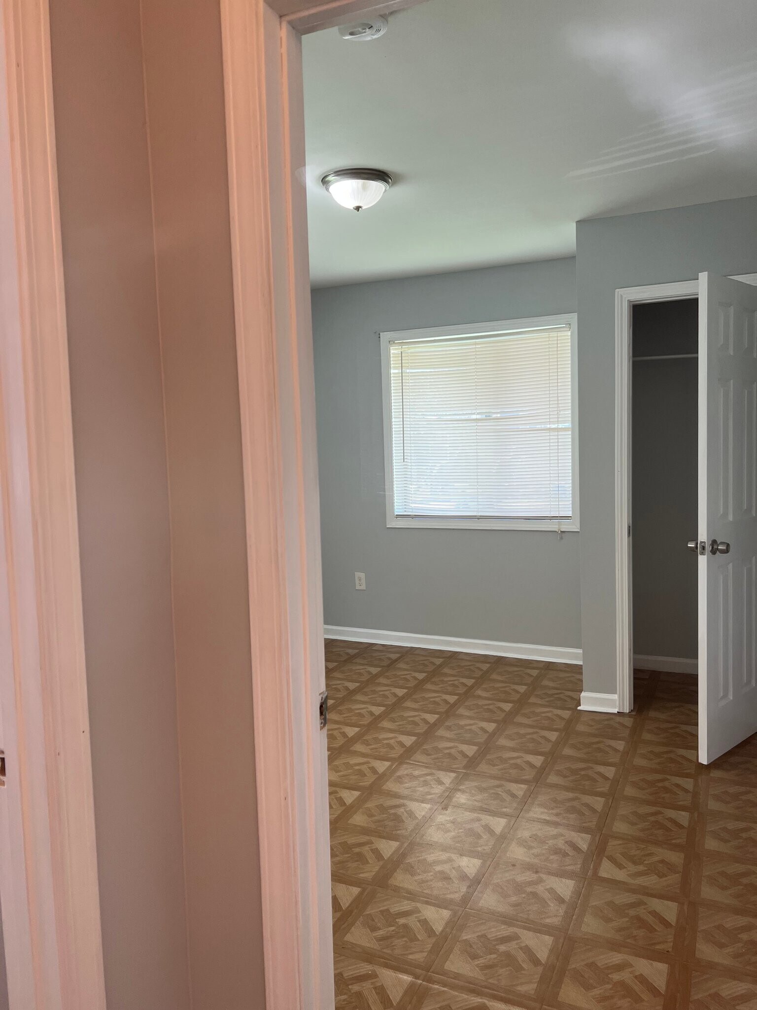 Building Photo - 305 W Oak St