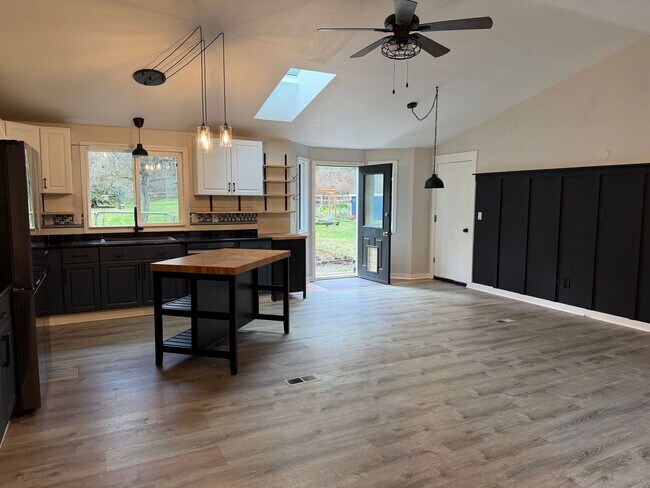 Building Photo - Lovely Single Level Rambler with Custom Finishes and Pet Friendly!