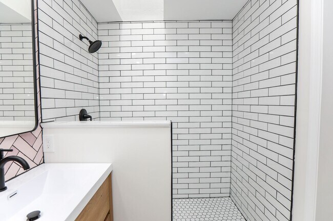 Building Photo - Beautifully renovated 3 bed 2.5 bath home ...