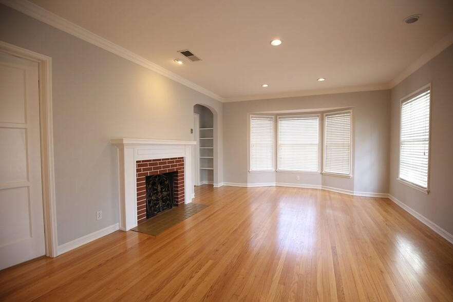 Living Room - 4959 Willowcrest Ave