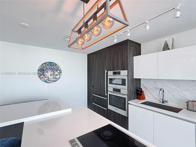 Building Photo - 851 NE 1st Ave