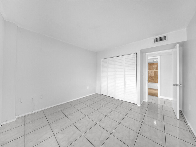 Building Photo - 4156 Inverrary Dr