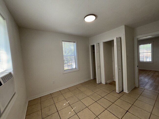 Building Photo - 1426 W 22nd St