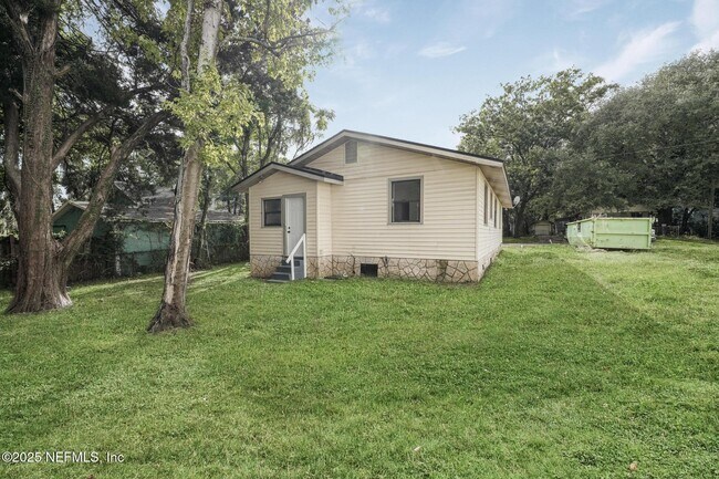 Building Photo - 2057 Blair St