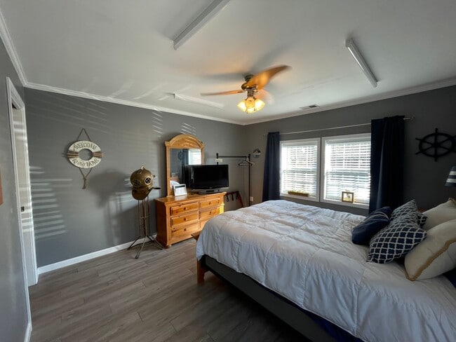 Building Photo - Fall in love with this 4 bedroom/ 2 bathroom single family home!