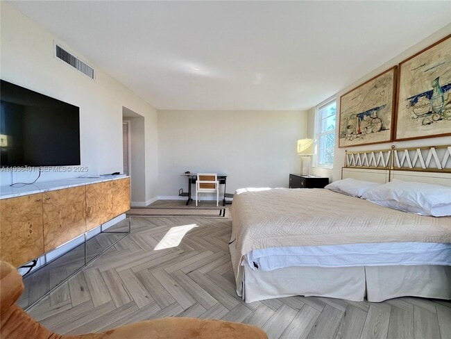 Building Photo - 9341 E Bay Harbor Dr