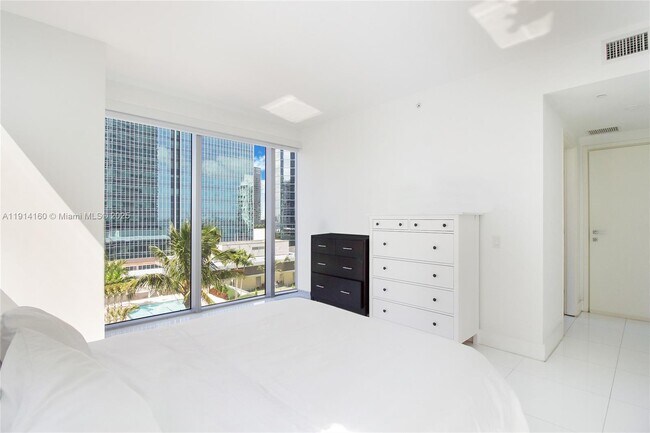 Building Photo - 1300 Brickell Bay Dr