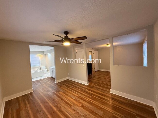 Building Photo - Beautiful 3 bed 2 bath updated home! Half off first months rent!