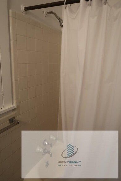 Building Photo - 426 W Briar Pl