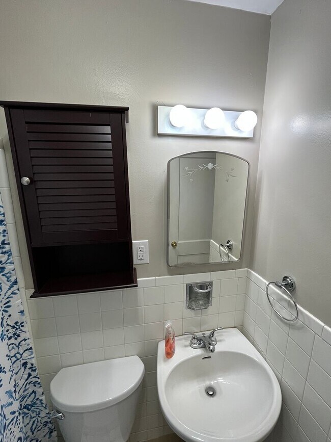 Building Photo - Charming 3-Bedroom 2-Bath with Beautiful Hardwood Floors