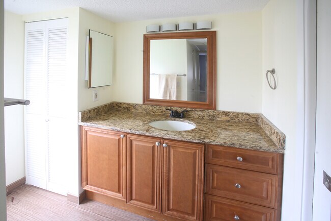 Building Photo - 1636 Brookhouse Dr