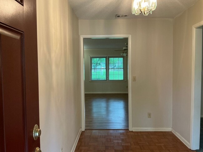 Building Photo - 2504 Mahan Dr