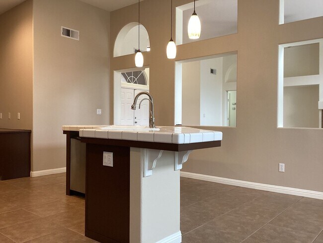 Building Photo - 7526 N Ellendale Ave