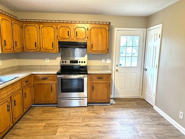 Building Photo - MOVE IN READY!