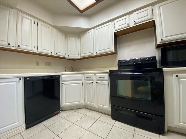 Building Photo - 921 Marine St