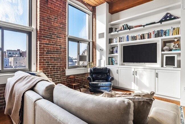 Building Photo - 320 W 2nd St