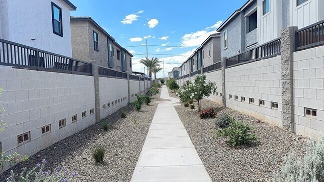 Building Photo - Stunning New 3Beds/2.5Bath Townhome in Phoenix, AZ!