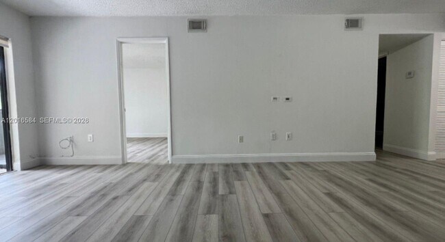 Building Photo - 8885 Fontainebleau Blvd