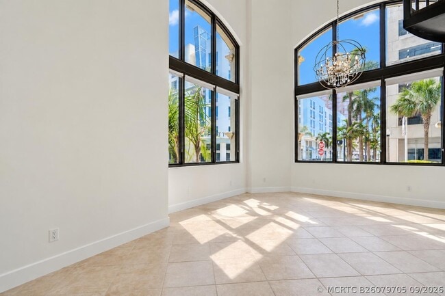 Building Photo - 801 S Olive Ave
