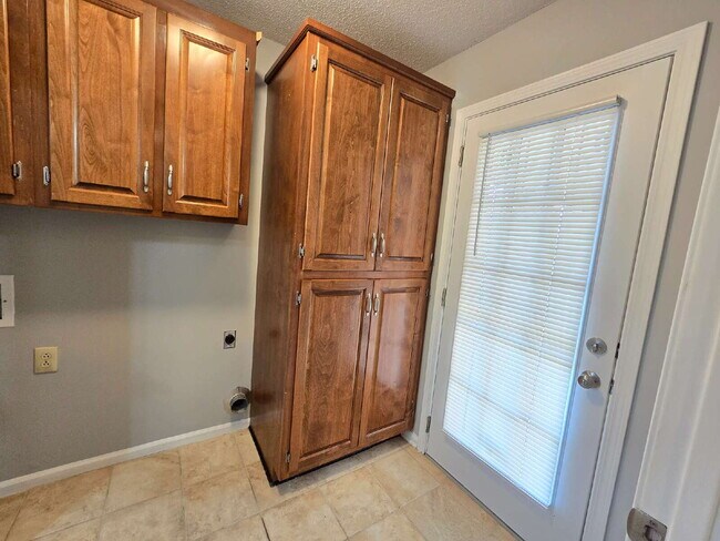 Building Photo - 991 Haggard Dr